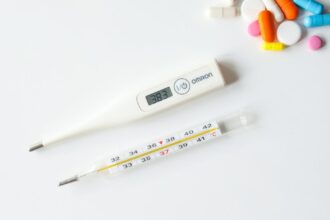 découvrez tout ce qu'il faut savoir sur la fièvre : causes, symptômes, traitements et conseils pour soulager ce mal courant. informez-vous pour mieux gérer votre santé et celle de vos proches.
