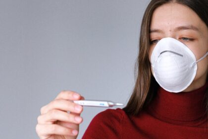 découvrez tout sur la fièvre : causes, symptômes, traitements et conseils pour gérer cet état de santé courant. informez-vous sur les signes à surveiller et quand consulter un médecin.