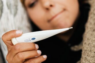 découvrez les symptômes de la grippe : fièvre, fatigue, maux de tête, toux et maux de gorge. apprenez à reconnaître ces signes pour agir rapidement et protéger votre santé.