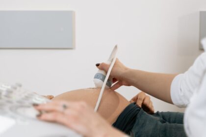 découvrez des informations complètes sur les gynécologues, their rôle dans la santé des femmes, les services offerts pour les soins de reproductive et les conseils pour choisir le bon spécialiste pour vos besoins.