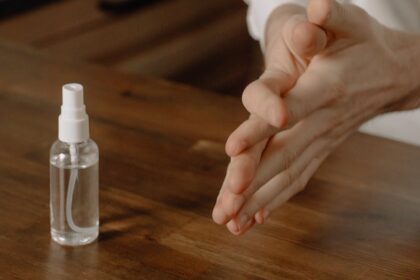 découvrez notre désinfectant pour les mains efficace, conçu pour éliminer 99,9% des germes tout en hydratant votre peau. pratique et facile à utiliser, il est parfait pour une protection quotidienne où que vous soyez.