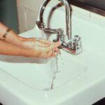 découvrez l'importance du lavage des mains pour une meilleure hygiène. apprenez les étapes essentielles et les bonnes pratiques pour maintenir vos mains propres et réduire la propagation des germes. protégez votre santé et celle des autres grâce à des gestes simples et efficaces.