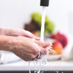 découvrez l'importance du lavage des mains, une pratique essentielle pour prévenir les infections et promouvoir une bonne hygiène. apprenez les techniques efficaces et les moments clés pour se laver les mains, garantissant ainsi votre santé et celle de votre entourage.