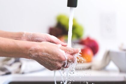 découvrez l'importance du lavage des mains, une pratique essentielle pour prévenir les infections et promouvoir une bonne hygiène. apprenez les techniques efficaces et les moments clés pour se laver les mains, garantissant ainsi votre santé et celle de votre entourage.