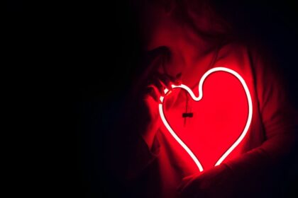découvrez la cohérence cardiaque, une technique de gestion du stress qui harmonise le rythme cardiaque et favorise un état de bien-être. apprenez les méthodes pour pratiquer et bénéficier d'une meilleure santé mentale et émotionnelle.