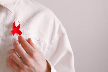 découvrez tout ce que vous devez savoir sur le vih, ses modes de transmission, les méthodes de prévention, les traitements disponibles et les avancées récentes en matière de recherche. informez-vous sur cette maladie pour mieux la comprendre et soutenir ceux qui en sont affectés.