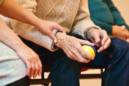découvrez nos services de soins à domicile, conçus pour accompagner vos proches avec bienveillance et professionnalisme. offrez-leur le confort et l’assistance dont ils ont besoin, tout en préservant leur autonomie. contactez-nous pour en savoir plus sur nos solutions adaptées.