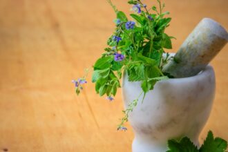 découvrez l'homéopathie, une approche douce et naturelle pour le bien-être. apprenez comment cette méthode alternative peut traiter divers maux et améliorer votre santé globale, tout en respectant votre corps.