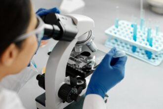 découvrez les merveilles de la génétique humaine, explorez les interactions entre nos gènes et notre santé, et comprenez comment la génétique influence nos caractéristiques physiques et comportementales. plongez dans l'univers fascinant de l'hérédité et des avancées scientifiques en matière de biologie humaine.