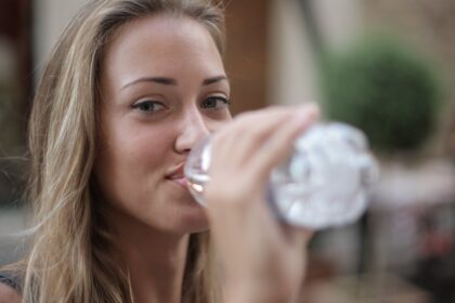 découvrez l'importance de l'hydratation pour votre santé et votre bien-être. apprenez astuces et conseils pour rester parfaitement hydraté tout au long de la journée.