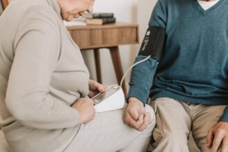 découvrez tout ce que vous devez savoir sur l'hypertension : causes, symptômes, traitements et conseils pour mieux gérer cette condition. informez-vous sur les risques associés et adoptez un mode de vie sain pour préserver votre santé cardiovasculaire.