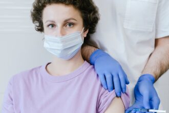 découvrez l'importance du vaccin contre l'influenza pour vous protéger contre la grippe saisonnière. apprenez comment le vaccin fonctionne, ses recommandations d'administration et les bénéfices qu'il apporte à votre santé et à celle de vos proches.