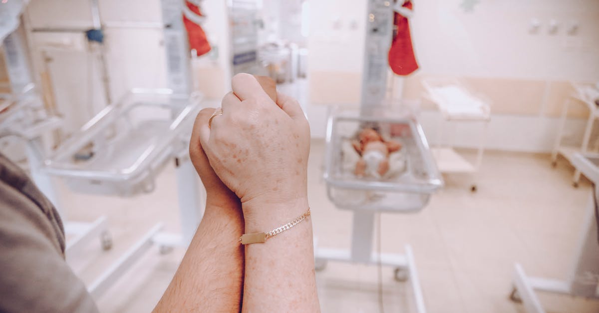 découvrez l'importance des soins intensifs, une spécialité médicale dédiée à la prise en charge des patients gravement malades ou blessés. apprenez-en plus sur les traitements, les technologies et l'expertise des équipes soignantes qui œuvrent pour la survie et le rétablissement des patients.