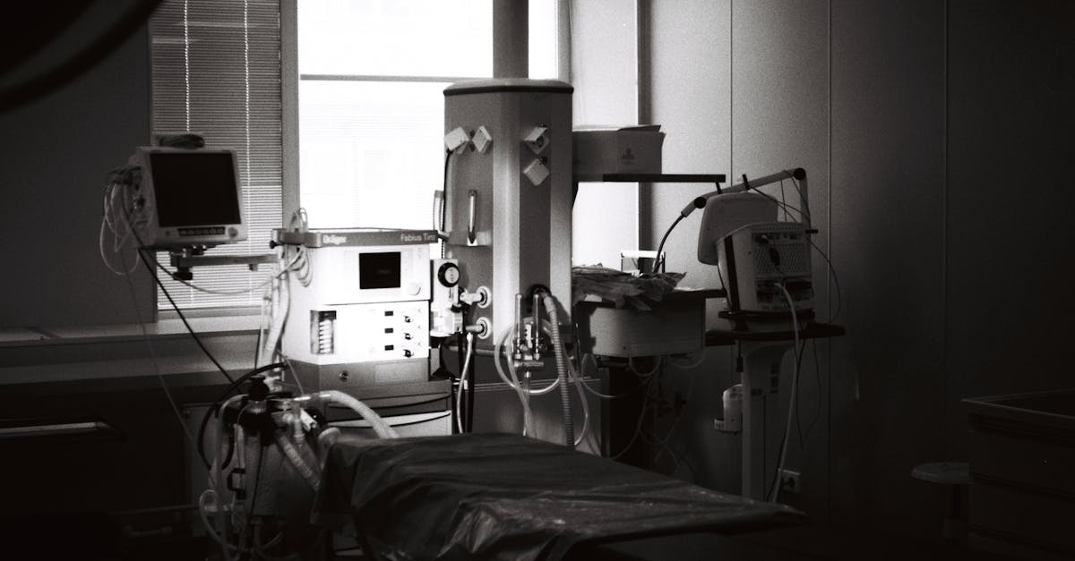 découvrez l'importance des soins intensifs, leur rôle crucial dans la prise en charge des patients en situation critique et les avancées technologiques qui améliorent les chances de rétablissement.