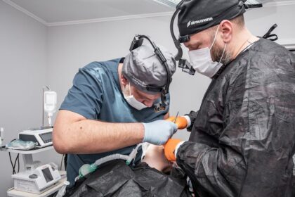 découvrez l'importance des soins intensifs, un domaine crucial de la médecine qui offre des traitements avancés et une surveillance constante pour les patients gravement malades. apprenez comment ces unités spécialisées jouent un rôle vital dans la récupération des patients en situation critique.