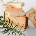 découvrez l'huile essentielle de lavande, un élixir naturel aux propriétés apaisantes et relaxantes. parfaite pour aromathérapie, soins de la peau et bien-être, cette huile florale sublime votre quotidien.