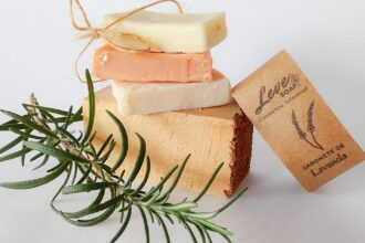 découvrez l'huile essentielle de lavande, un élixir naturel aux propriétés apaisantes et relaxantes. parfaite pour aromathérapie, soins de la peau et bien-être, cette huile florale sublime votre quotidien.