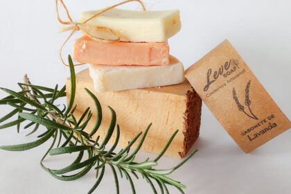 découvrez l'huile essentielle de lavande, un élixir naturel aux propriétés apaisantes et relaxantes. parfaite pour aromathérapie, soins de la peau et bien-être, cette huile florale sublime votre quotidien.