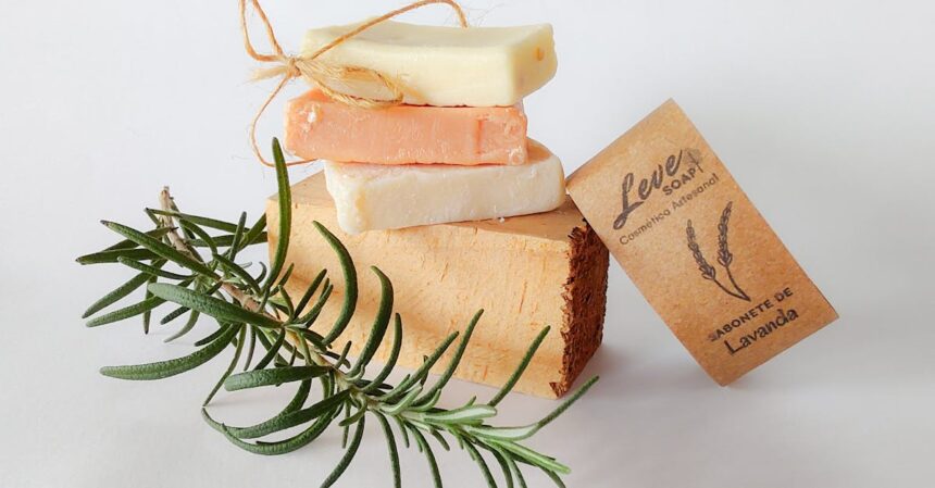 découvrez l'huile essentielle de lavande, un élixir naturel aux propriétés apaisantes et relaxantes. parfaite pour aromathérapie, soins de la peau et bien-être, cette huile florale sublime votre quotidien.