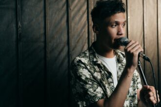 découvrez les paroles des chansons les plus populaires. plongez dans l'univers des mots et des émotions à travers nos analyses et traductions des lyrics. un incontournable pour les passionnés de musique !