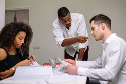 découvrez les compétences managériales essentielles pour diriger avec succès une équipe. apprenez à développer des talents, à optimiser la communication et à inspirer la performance, tout en cultivant un environnement de travail positif et productif.
