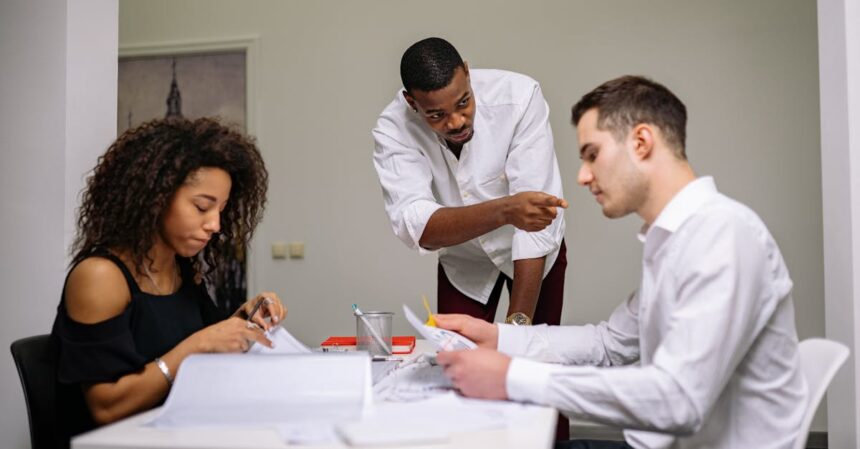 découvrez les compétences managériales essentielles pour diriger avec succès une équipe. apprenez à développer des talents, à optimiser la communication et à inspirer la performance, tout en cultivant un environnement de travail positif et productif.
