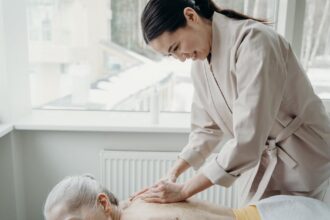 découvrez les bienfaits du massage pour le corps et l'esprit : détente, réduction du stress, amélioration de la circulation sanguine et soulagement des douleurs musculaires. offrez-vous un moment de relaxation ultime !