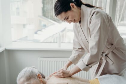 découvrez les bienfaits du massage pour le corps et l'esprit : détente, réduction du stress, amélioration de la circulation sanguine et soulagement des douleurs musculaires. offrez-vous un moment de relaxation ultime !