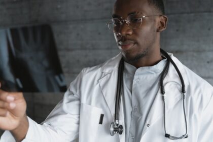 découvrez notre guide complet sur le diagnostic médical : des informations essentielles sur les méthodes, les outils et les processus utilisés pour identifier les maladies et assurer des soins de qualité. obtenez les clés pour mieux comprendre les enjeux de la santé.