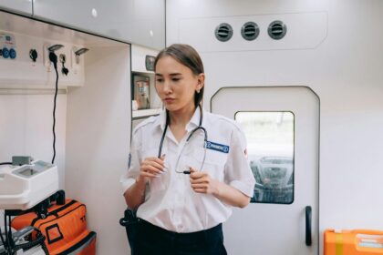 découvrez les essentiels à connaître sur les situations d'urgence médicale. apprenez à reconnaître les signes critiques, à réagir rapidement et à appeler les secours pour assurer la sécurité des victimes. informez-vous sur les premiers secours, les services médicaux d'urgence et bien plus encore.