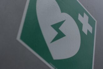 découvrez des conseils essentiels sur la gestion des urgences médicales. apprenez à réagir rapidement et efficacement face à diverses situations critiques pour sauver des vies et assurer la sécurité des personnes autour de vous.