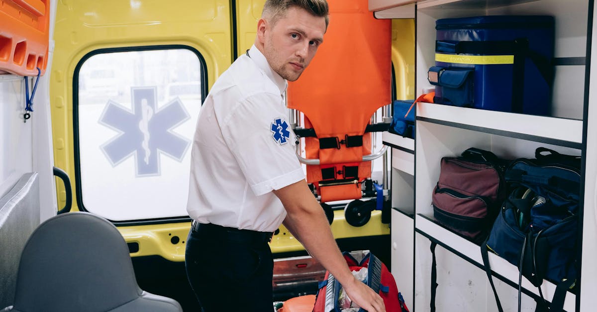 découvrez comment gérer une urgence médicale avec efficacité : conseils, procédures essentielles et ressources pour réagir rapidement en cas de besoin. informez-vous sur les gestes qui sauvent et les premières étapes à suivre pour assurer la sécurité des victimes.