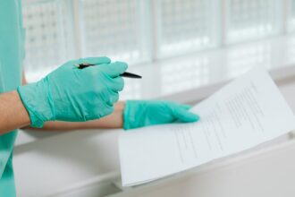 découvrez l'importance des dossiers médicaux pour le suivi de votre santé. apprenez comment ces documents essentiels garantissent une prise en charge optimale par les professionnels de santé et facilitent l'accès à vos informations médicales.