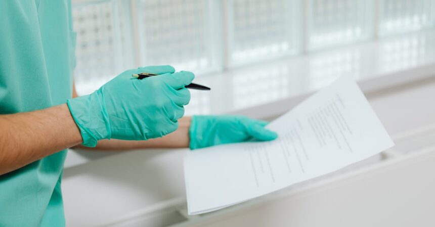 découvrez l'importance des dossiers médicaux pour le suivi de votre santé. apprenez comment ces documents essentiels garantissent une prise en charge optimale par les professionnels de santé et facilitent l'accès à vos informations médicales.