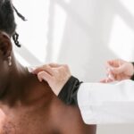 découvrez les causes et solutions pour soulager les douleurs musculaires après un entraînement. apprenez à prévenir les courbatures et à favoriser une récupération rapide.