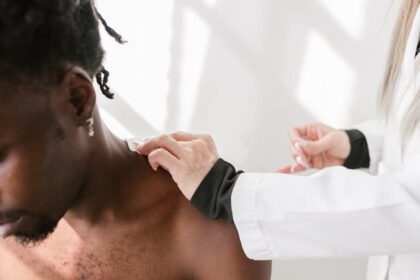 découvrez les causes et solutions pour soulager les douleurs musculaires après un entraînement. apprenez à prévenir les courbatures et à favoriser une récupération rapide.