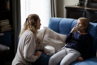 découvrez comment un nébuliseur peut améliorer votre santé respiratoire. idéal pour les personnes souffrant d'asthme ou de maladies pulmonaires, cet appareil facilite l'administration de médicaments sous forme de vapeur. informez-vous sur son fonctionnement, ses avantages et trouvez le modèle qui vous convient.