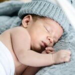 découvrez des conseils essentiels pour le sommeil de votre nouveau-né. apprenez comment établir des routines apaisantes, reconnaître les signes de fatigue et favoriser un environnement propice au repos pour votre bébé.