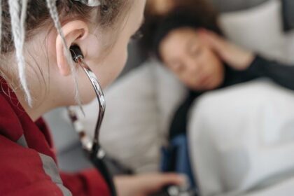 devenez aide-soignant et participez activement aux soins des patients. découvrez les compétences nécessaires, les formations disponibles et les opportunités de carrière dans ce domaine essentiel au bien-être des personnes.