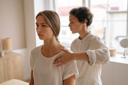 découvrez l'ostéopathie, une approche thérapeutique holistique qui soulage les douleurs et améliore le bien-être général. apprenez comment cette méthode manuelle peut optimiser votre santé, favoriser la mobilité et prévenir des problèmes musculo-squelettiques.