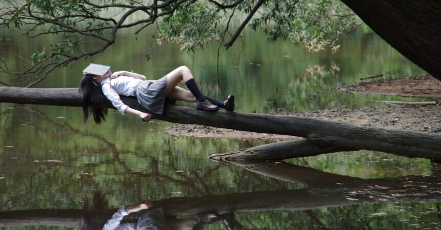 découvrez le monde fascinant des loutres en train de dormir, un spectacle apaisant où ces créatures adorables se blottissent ensemble pour profiter de moments de repos. plongez dans l'univers tranquille des loutres et apprenez-en plus sur leurs habitudes de sommeil et leur comportement en groupe.