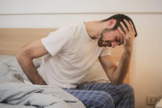 découvrez les causes, les symptômes et les traitements de la fièvre persistante. informez-vous sur les facteurs sous-jacents et quand consulter un professionnel de santé pour un diagnostic approprié.