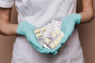 découvrez le rôle essentiel du pharmacien dans le système de santé. ses missions incluent la préparation des médicaments, le conseil aux patients et la gestion des traitements. explorez comment le pharmacien contribue à votre bien-être et à la sécurité de votre santé.