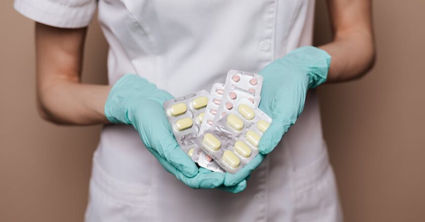 découvrez le rôle essentiel du pharmacien dans le système de santé. ses missions incluent la préparation des médicaments, le conseil aux patients et la gestion des traitements. explorez comment le pharmacien contribue à votre bien-être et à la sécurité de votre santé.