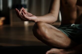 découvrez l'importance de la posture pour votre santé et votre bien-être. apprenez des astuces et des exercices pour améliorer votre posture au quotidien et prévenir les douleurs. transformez votre manière de vous tenir et ressentez les bienfaits d'une posture correcte.