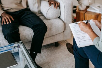découvrez le rôle et l'importance d'un psychologue dans l'accompagnement des individus en quête de mieux-être. que ce soit pour surmonter des difficultés émotionnelles ou améliorer votre santé mentale, un psychologue vous guide vers des solutions adaptées à vos besoins.