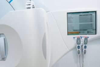 découvrez l'importance de la radiothérapie dans le traitement du cancer. informez-vous sur ses techniques, ses effets secondaires et les innovations récentes qui améliorent l'expérience des patients.