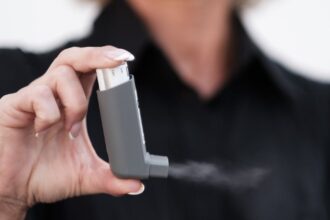 découvrez les protocoles et les traitements essentiels pour gérer une urgence respiratoire efficacement. informez-vous sur les signes d'alerte, les premières interventions et les meilleures pratiques pour sauver des vies en cas de détresse respiratoire.