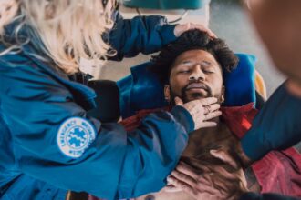 découvrez les techniques essentielles et les protocoles de réanimation pour sauver des vies en cas d'urgence médicale. apprenez les gestes qui sauvent et les meilleures pratiques en matière de réanimation, que ce soit pour les professionnels de la santé ou le grand public.