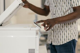 découvrez tout ce que vous devez savoir sur les scanners : types, fonctionnement, applications et conseils d'achat pour choisir l'appareil qui répond le mieux à vos besoins.